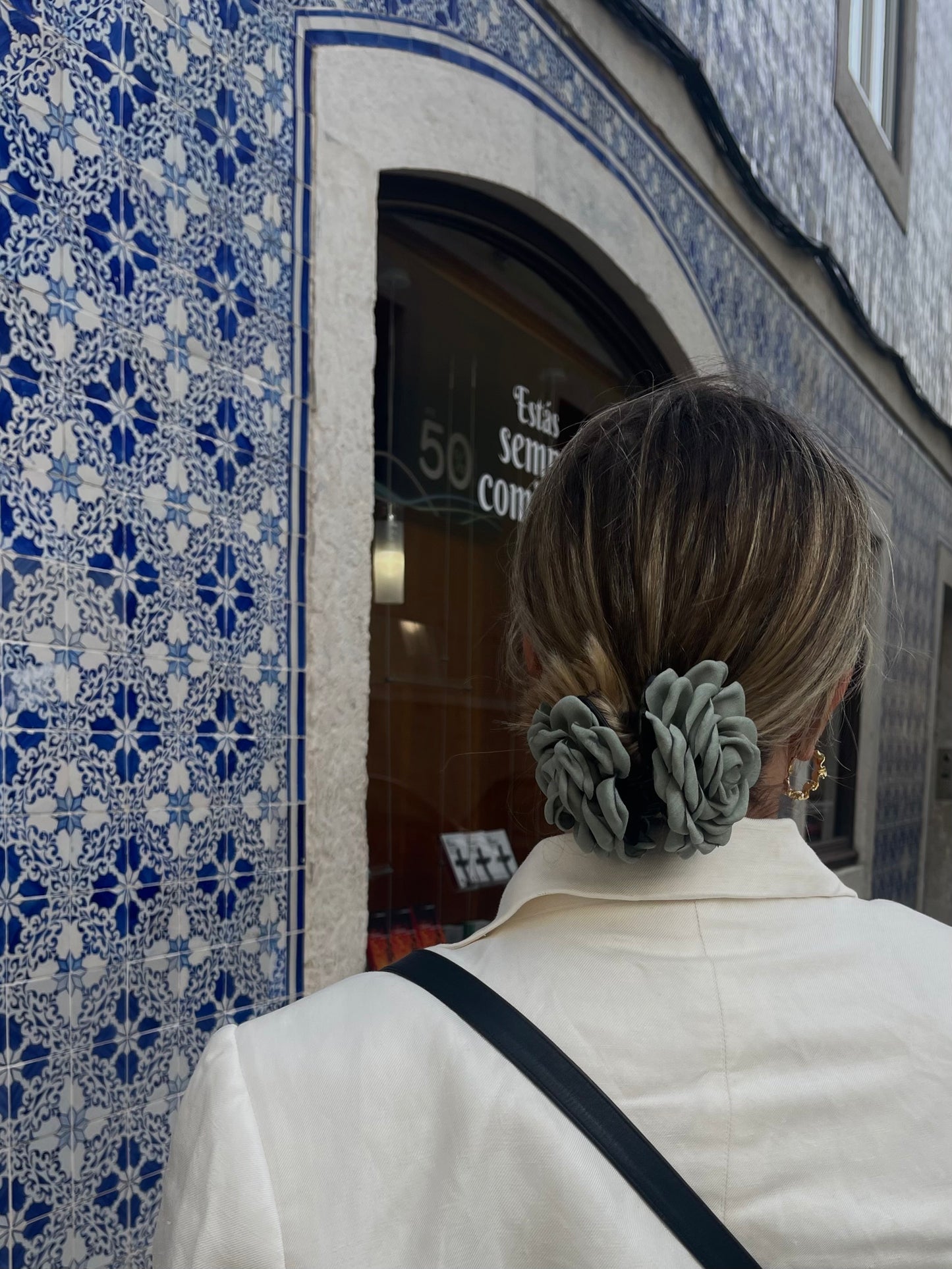 Avenida Flower Clip